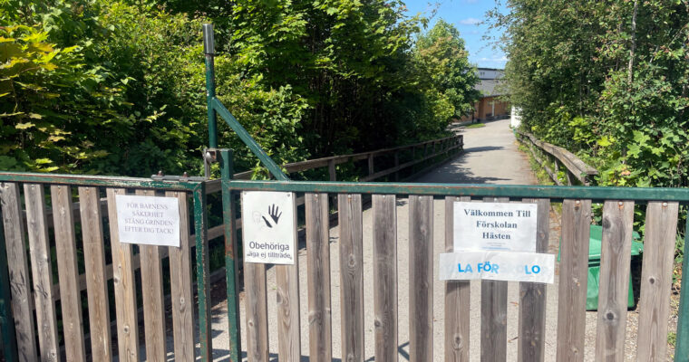 Grinden utanför Förskolan Hästen i Hjulsta