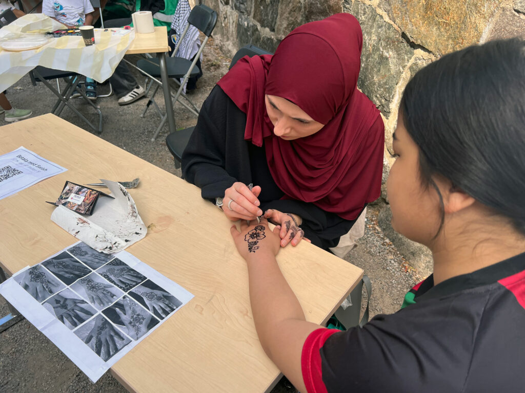 Sarah Mihaljevic målade henna