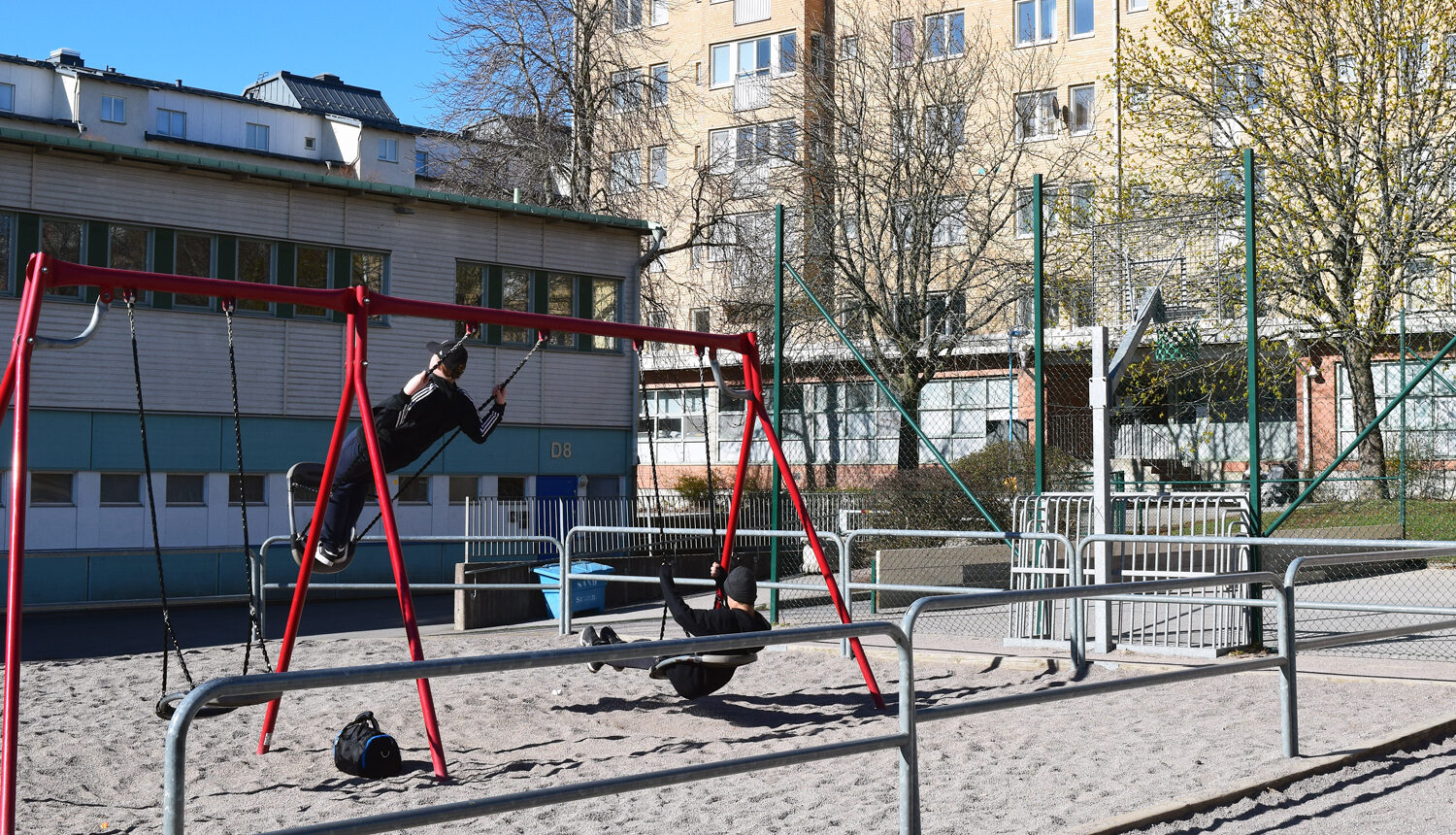 Gungor på Kvarnbyskolans skolgård.