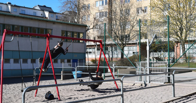 Gungor på Kvarnbyskolans skolgård.