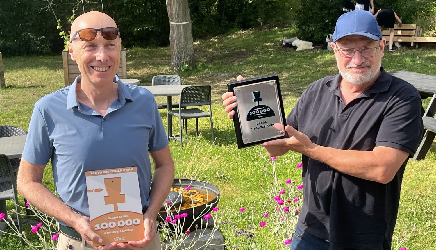 två män som håller i varsitt certifikat