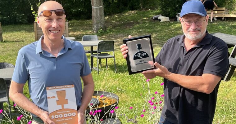 två män som håller i varsitt certifikat