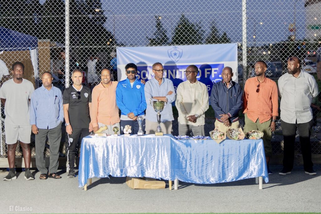 En massa män på rad, de som arrangerat turneringen.