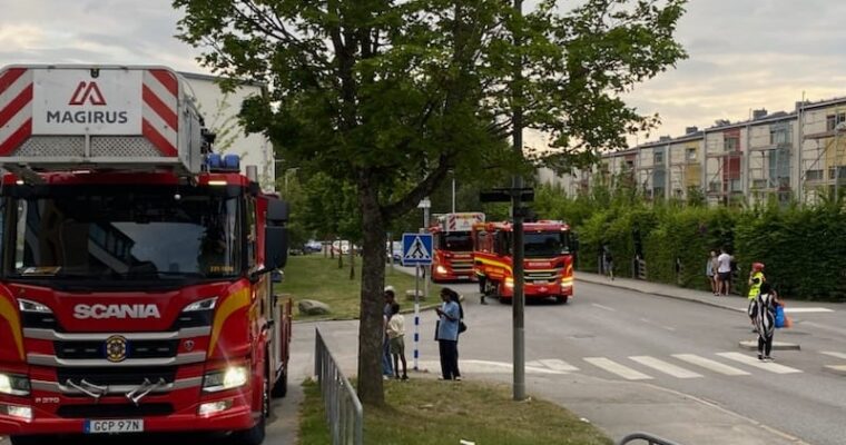 Två brandbilar längs Rinkebystråket.