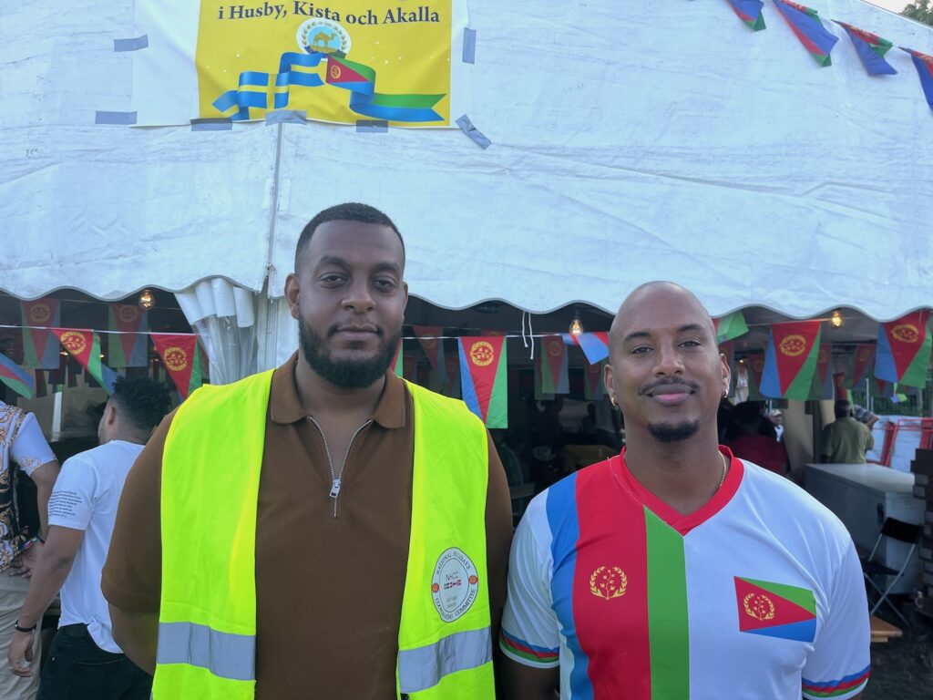 Två unga män, en i varselväst.