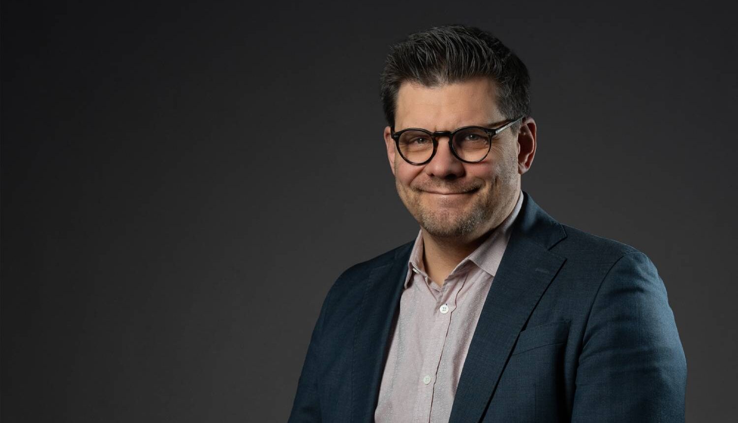 En leende medelålders man.