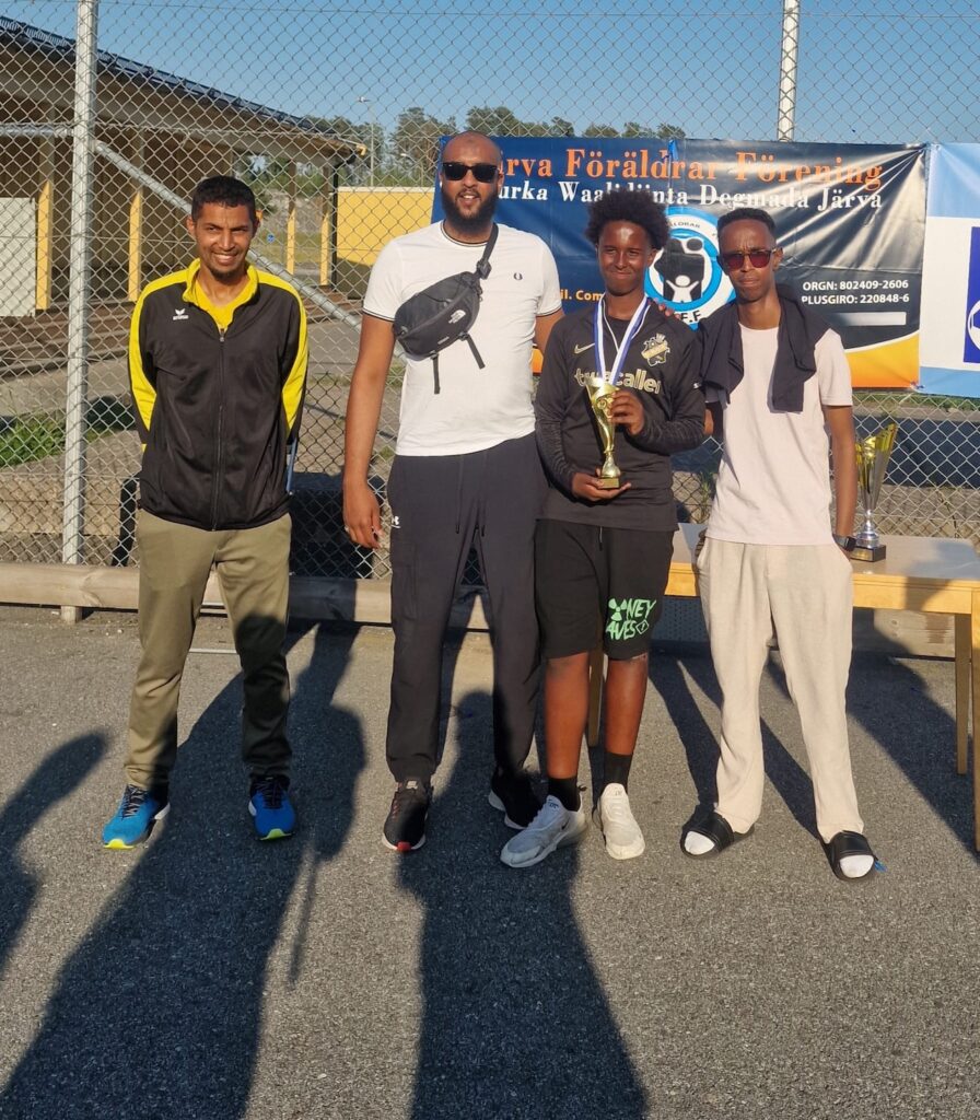 En kille får en pokal.