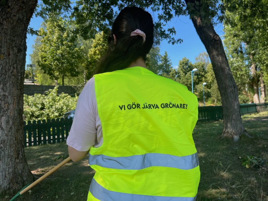 En tjej i gul varselväst, med texten Vi gör Järva grönare!