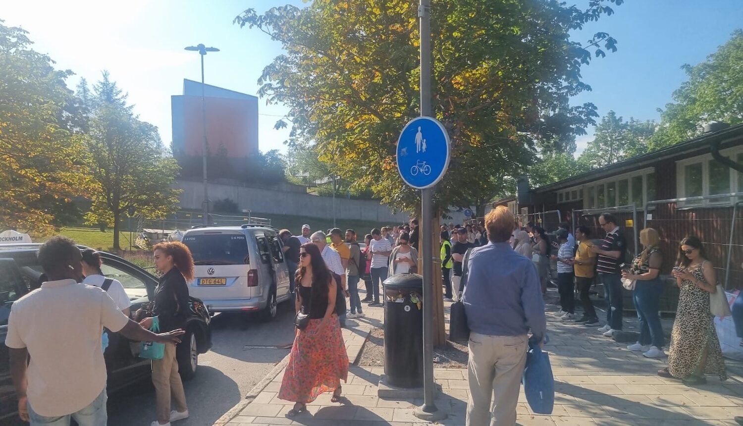 Massor av folk utanför t-banan i Hjulsta.