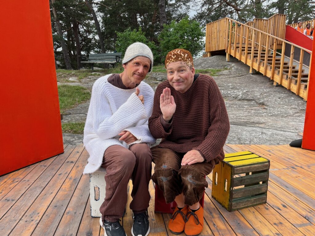 Två manliga skådisar utklädda till Mållgan och Alfon.