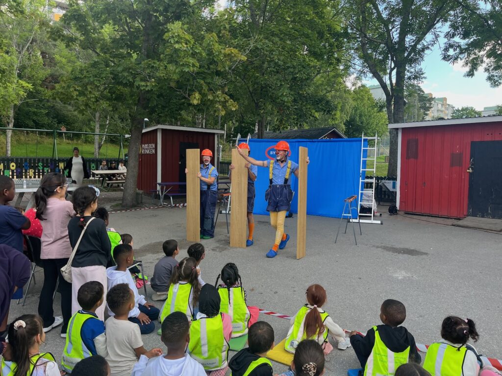 Byggarbetarna dansar med sina plankor.