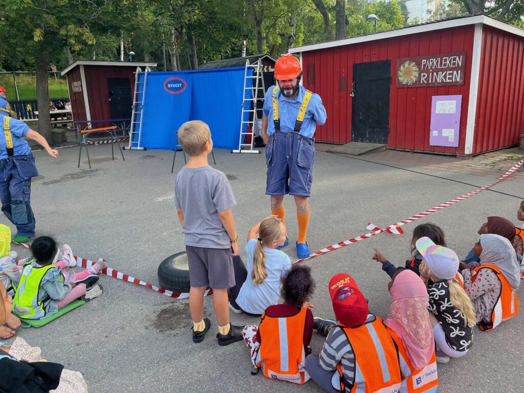 En av clownerna talar med barnen i publiken.