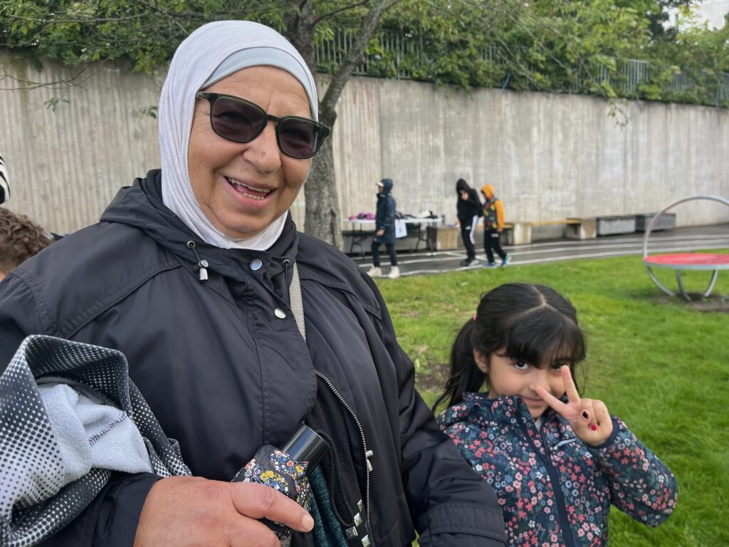 Fahyma Alnablsi med sitt barnbarn Leyla, 6 år.