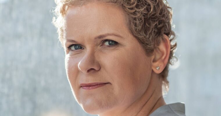 Närbild på Karin Wanngård.