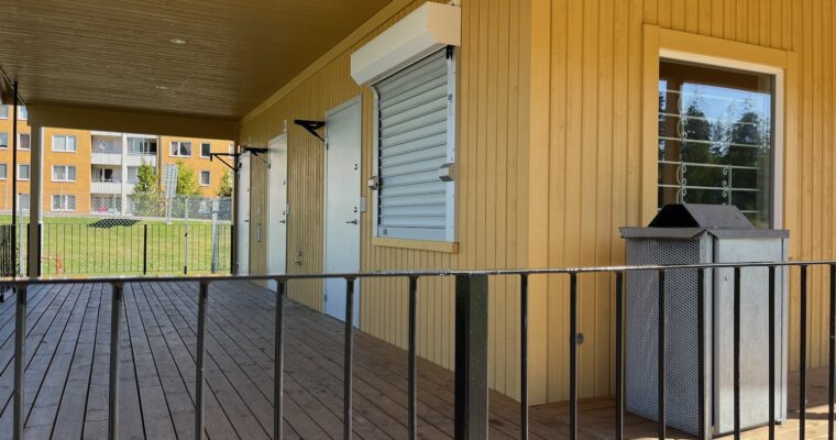 Kafeterians fönster är stängt och igenbommat.