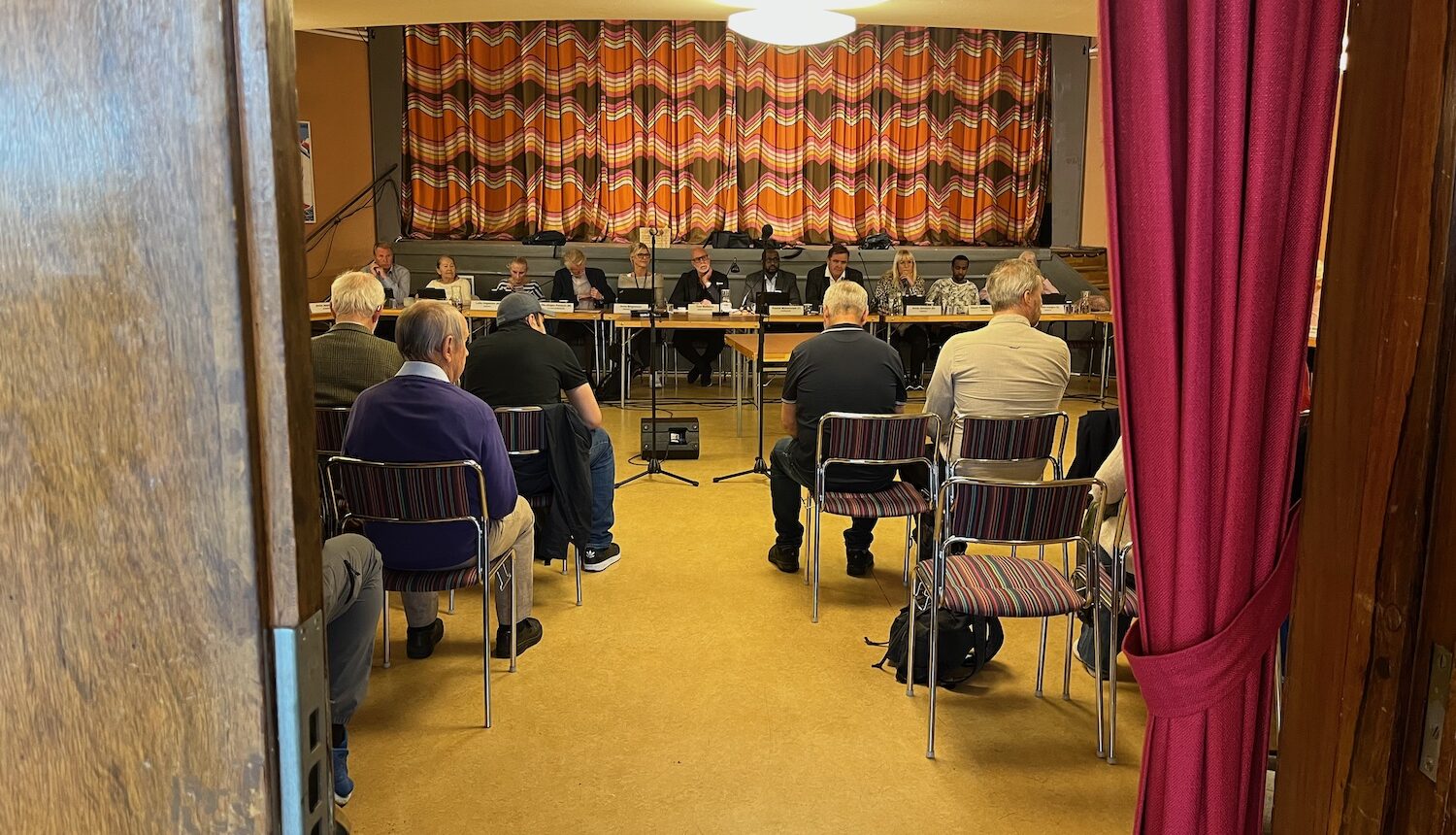 Man ser en nästan full sal i Spånga Folkan.