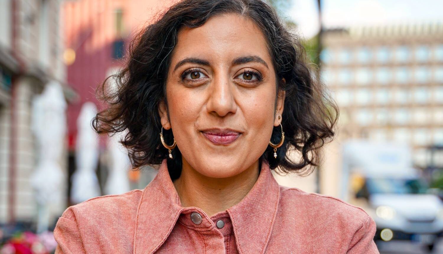 Porträtt på ung kvinna .