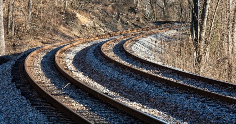Tågräls i solsken.