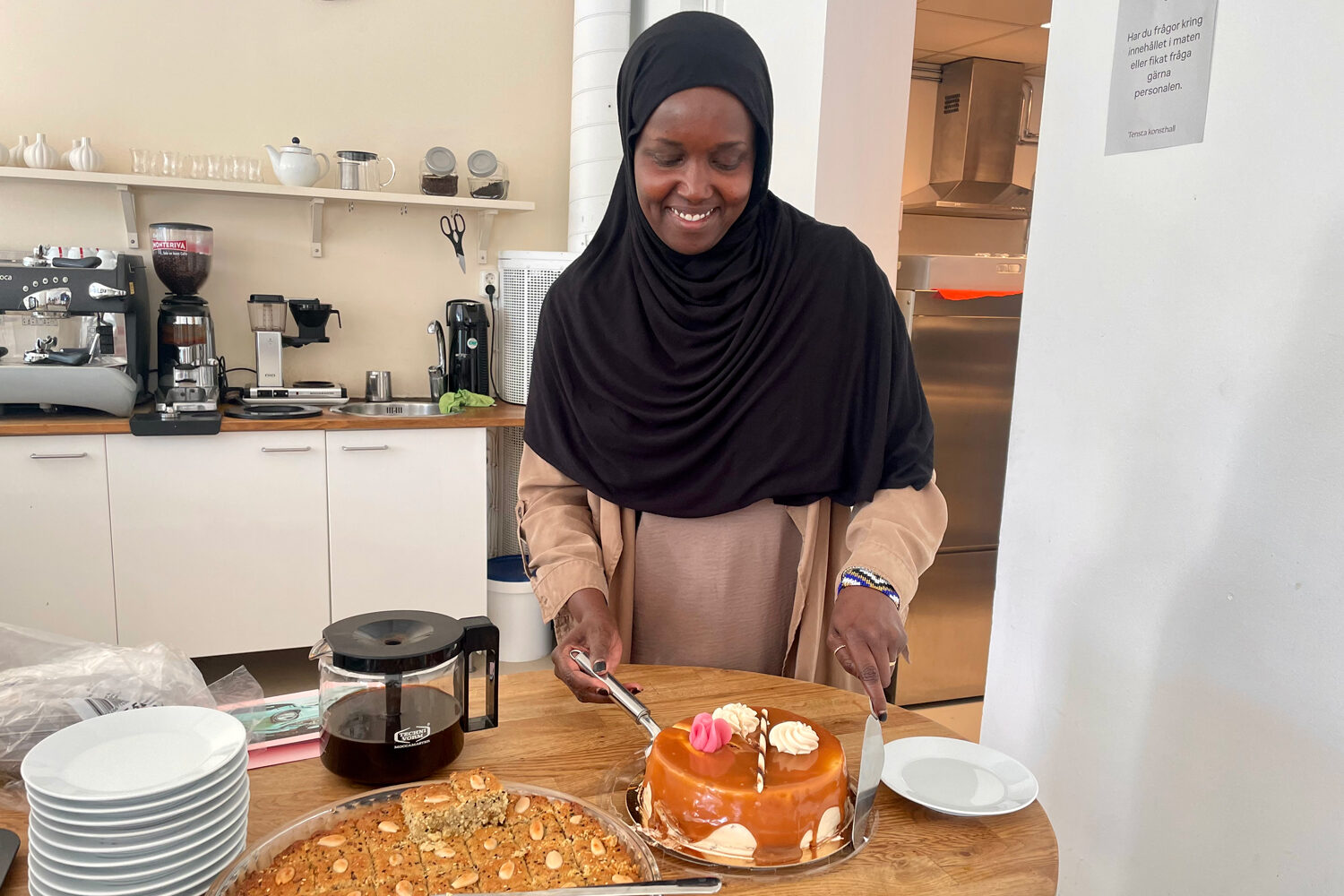 Asha skär upp tårtan