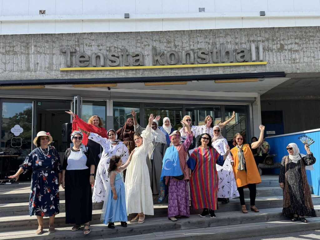 Catwalkens deltagare samlade på trappan in till Tensta konsthall.