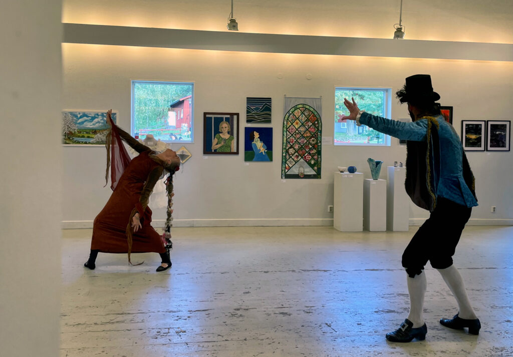 Dansare på vernissagen i Husby konsthall