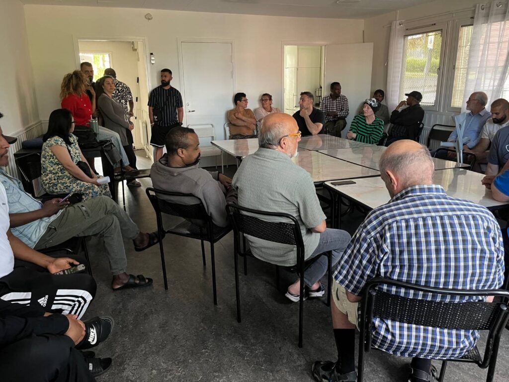 Många människor i en liten lokal.