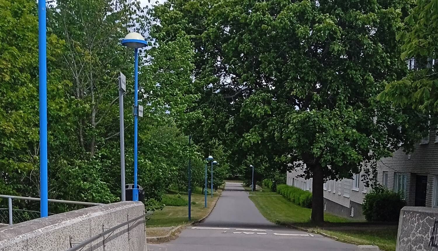 En lång väg utan parksoffor.