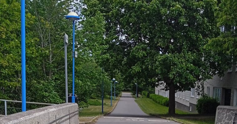 En lång väg utan parksoffor.