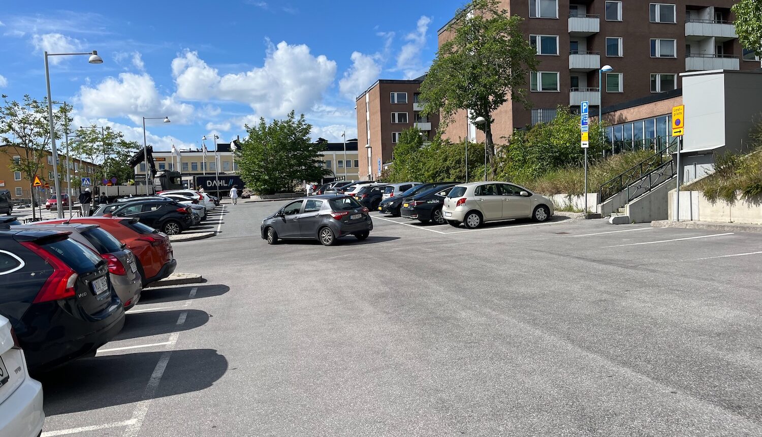 En bil väntar på p-plats.