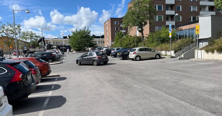 En bil väntar på p-plats.