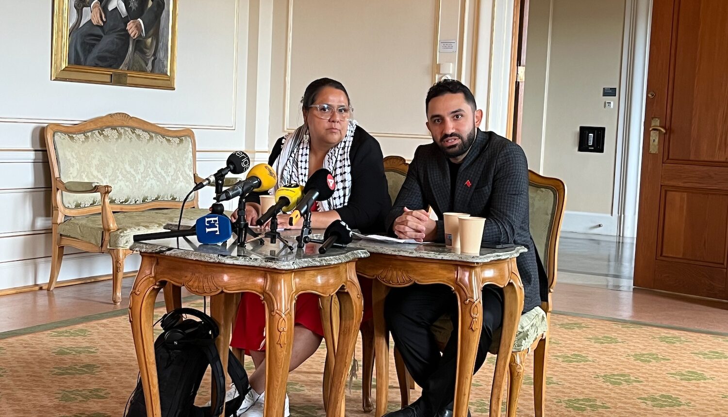 Lorena Delgado Varas och Daniel Riazat under presskonferensen.