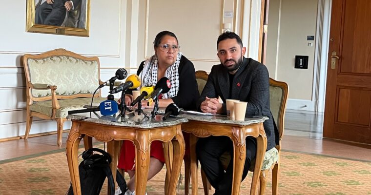 Lorena Delgado Varas och Daniel Riazat under presskonferensen.