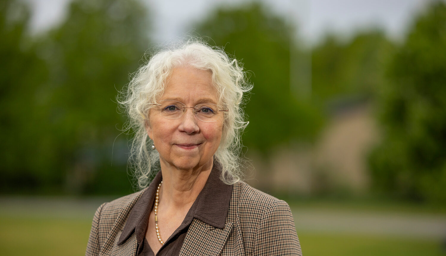 Chris Österlund i kavaj, ser rakt in i kameran.