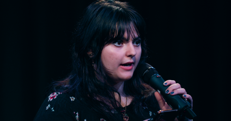 tjej läser poesi i en mikrofon