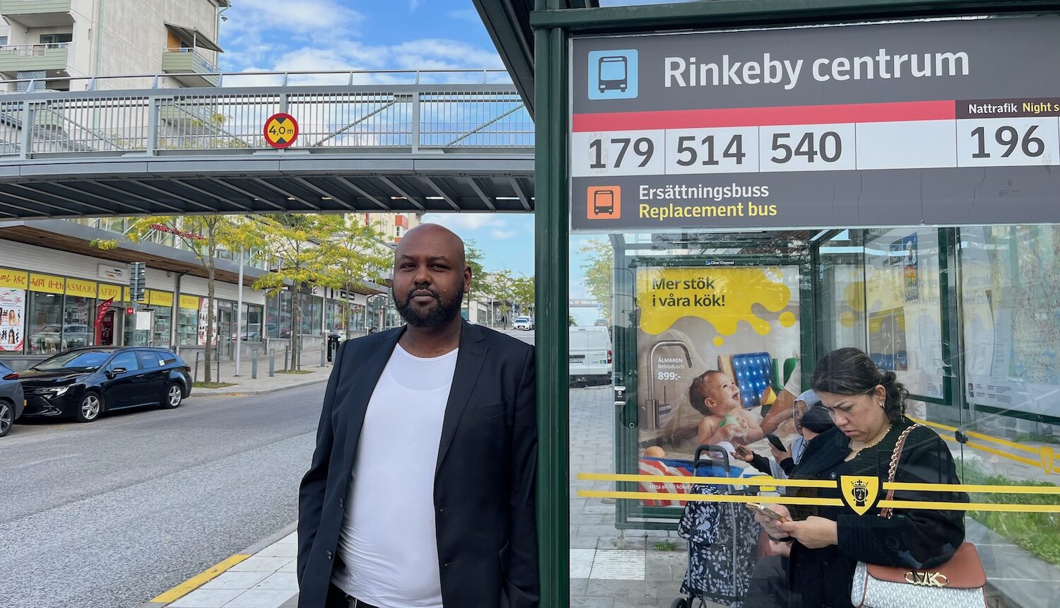 Hashim Jama står bredvid en busshållplats för 179:an.