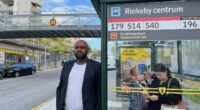 Hashim Jama står bredvid en busshållplats för 179:an.