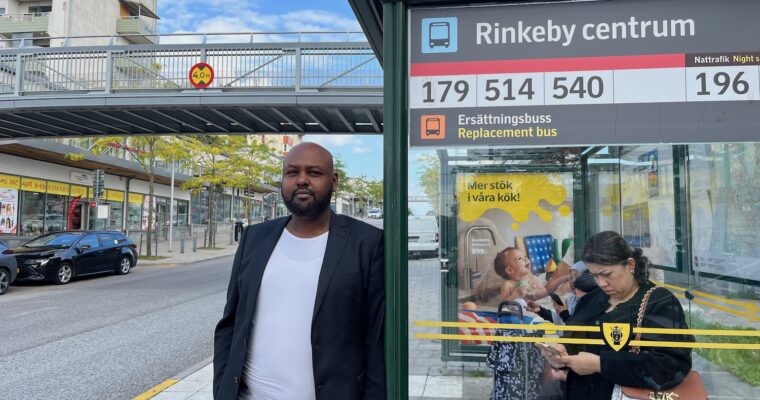 Hashim Jama står bredvid en busshållplats för 179:an.