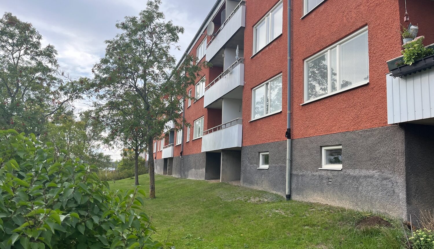 En husfasad i Hjulsta fotograferad nerifrån.