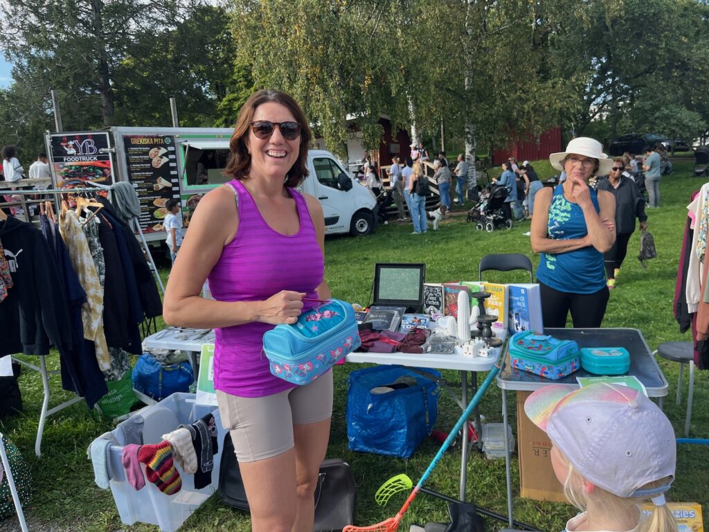 Två kvinnor vid ett loppisbord.