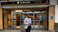 Ismail Ali står framför Rinkebys tunnelbana.