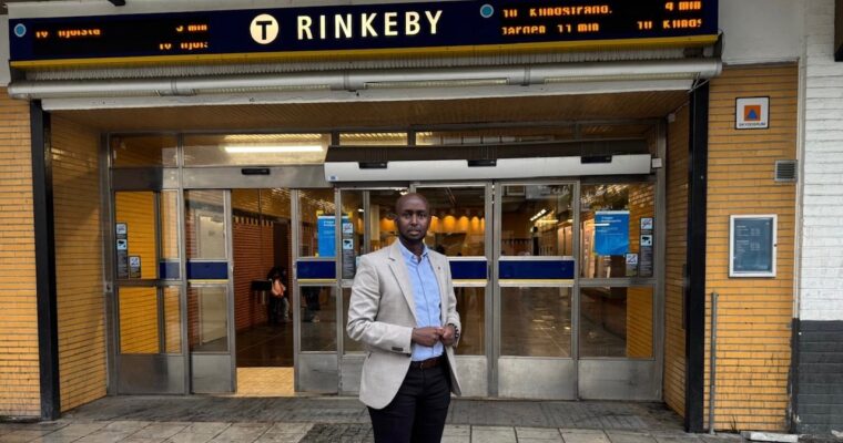 Ismail Ali står framför Rinkebys tunnelbana.
