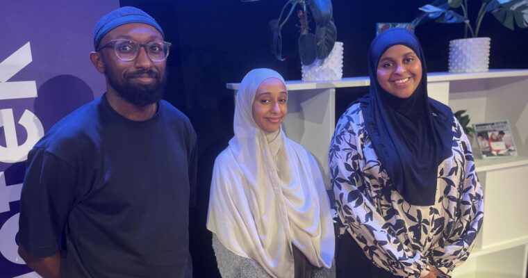 en man och två kvinnor ler mot kameran i en studio