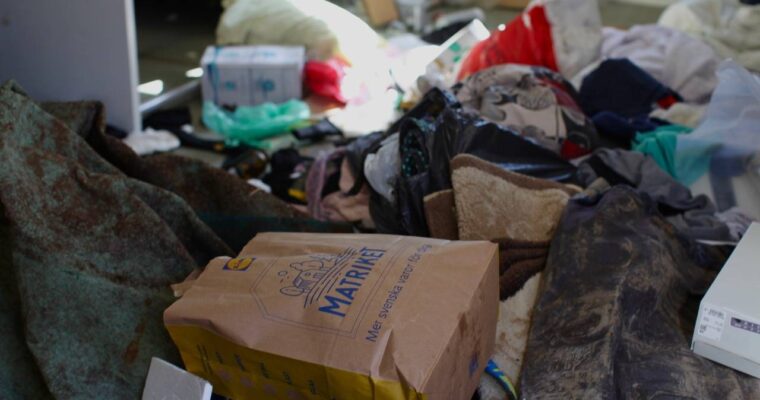 En närbild på en massa sopor i en container.