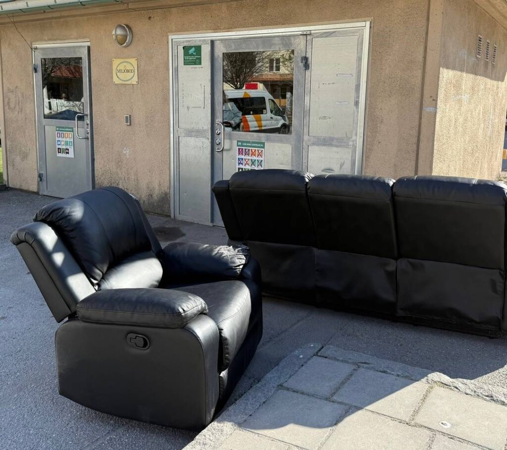 En hel soffgrupp lämnad utanför soprummet.