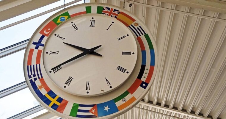 En klockan i taket i Tensta centrum, där olika flaggor utgör ramen.