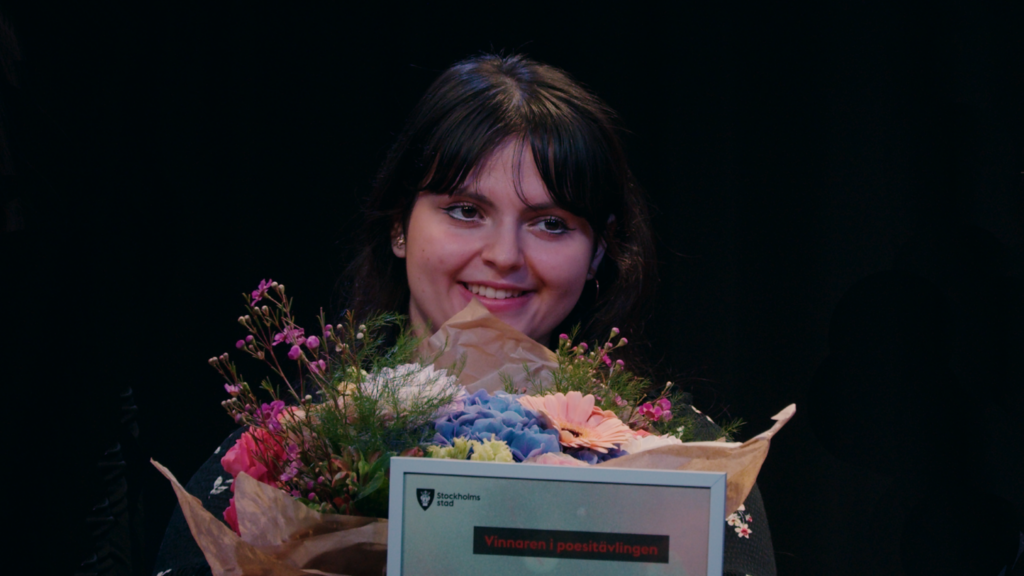 tjej vinner poesipris