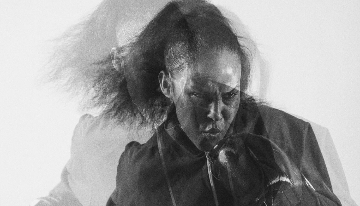 kvinna fångad i boxningsrörelse