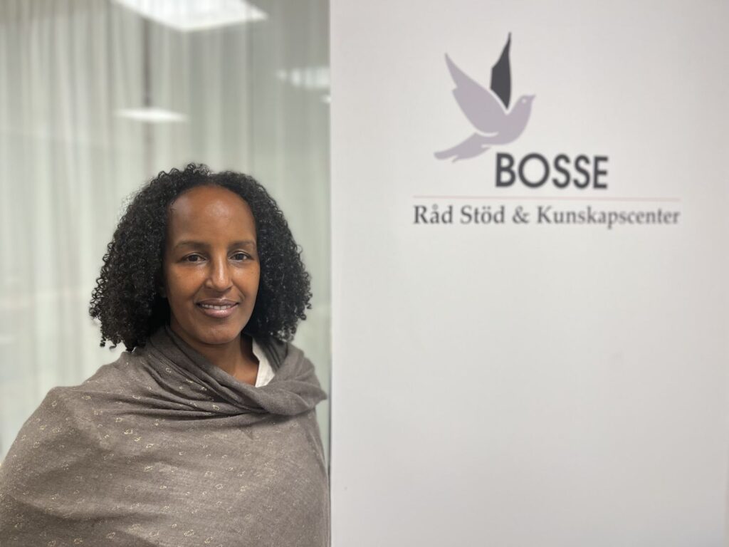 Ubah Roble, bredvid BOSSEs roll-up.