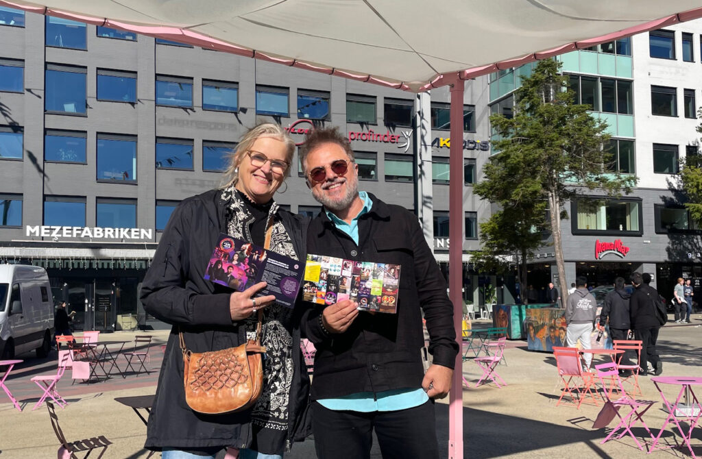 Ulrika Eriksson och Rostam Mirlashari med årets programblad