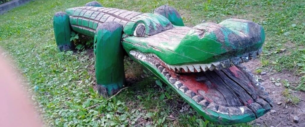 En grön krokodil i trä.